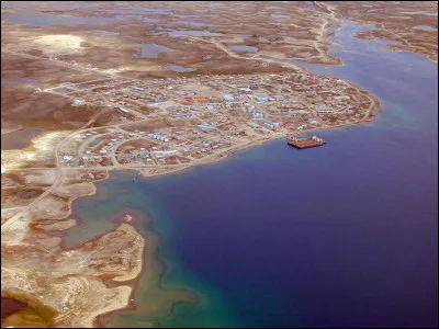 Cette une île du Canada, peuplée seulement de 2 000 habitants, est située dans le passage du Nord-Ouest au-delà du cercle polaire arctique, à cheval entre le Nunavut et les Territoires du Nord-Ouest (tiers ouest de l'île). Avec 217 291 km², c'est la deuxième plus grande île du Canada et la neuvième du monde :