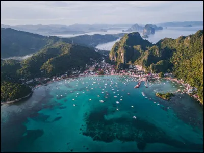 C'est la deuxième île la plus importante de l'archipel des Philippines par sa superficie et sa population ; située au sud de l'archipel, elle est bordée au sud par la mer des Célèbes, à l'ouest par la mer de Sulu et à l'est par locéan Pacifique :