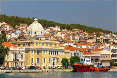 Avec une superficie de 1 632 km², c'est la troisième plus grande île grecque. Elle est située dans le nord-est de la mer Égée à moins de 15 kilomètres du rivage turc. C'est ...