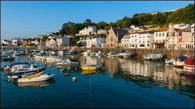 C'est la plus méridionale des îles de la Manche et la plus vaste des îles anglo-normandes :