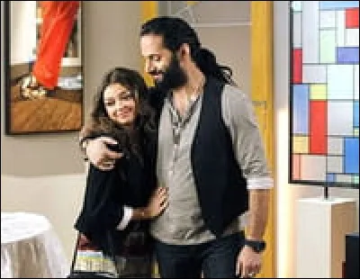 Toujours dans la saison 4, quel métier pratique le monsieur qui "sort" avec Haley ?