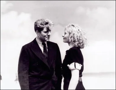 Elle partageait l'affiche avec Gabin dans "le Quai des brumes" puis dans "Remorques" :