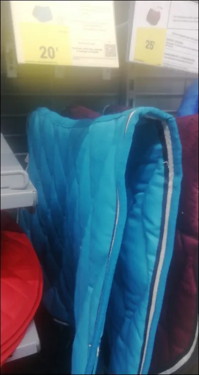 Qu'est-ce qu'on doit mettre avant la selle ?