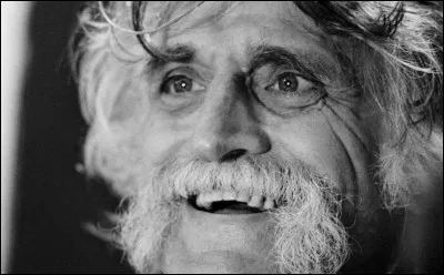 Quel est le bon prénom de ce journaliste, dessinateur humoristique, auteur de cette citation : ''La jeune fille bien élevée est le seul animal qui rougit en voyant une banane.'' ?