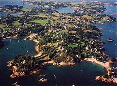 Cette petite île bretonne de 290 ha, située au nord de la pointe de l'Arcouest, séparée du continent par l'étroit chenal du Ferlas, c'est ...
