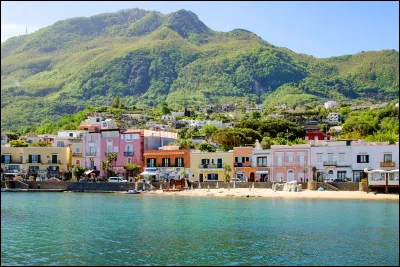 Cette île italienne, de 47 km² et 62 000 habitants, située en mer Tyrrhénienne, au nord du golfe de Naples, c'est ...