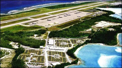 Cet atoll de 28 km², situé dans le Nord de l'océan Indien dans les territoires britannique d'outre-mer, abrite une importante base militaire américaine :