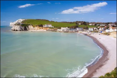 Cette île de la Manche, séparée du littoral anglais par le Solent est, avec 384 km² et environ 140 000 habitants, la plus grande île entièrement située en Angleterre.