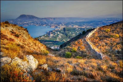 Cette grande île grecque de 8 336 km² a pour point culminant le mont Ida à 2 456 mètres d'altitude :