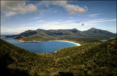 Cette grande île de 60 000 km², entourée par les océans Indien et Pacifique, est séparée de la partie continentale de l'Australie par le détroit de Bass. C'est ...