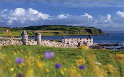 Cette grande île de l'archipel des îles Britanniques, étendue sur 84 000 km² et peuplée de 6 millions d'habitants, est située en bordure de l'océan Atlantique nord.