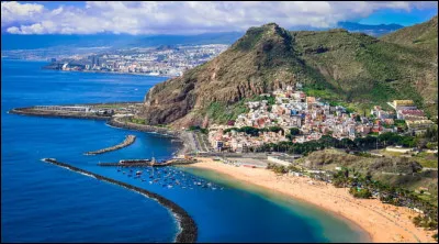 C'est l'île la plus grande et la plus peuplée, avec 900 000 habitants, de l'archipel espagnol des Canaries ; c'est aussi la plus haute, le Teide constituant le point culminant de l'Espagne avec 3 718 mètres d'altitude.
