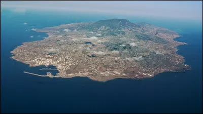 Cette île italienne, située à 72 km des côtes tunisiennes, a une superficie de 83 km².