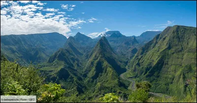 Cette grande île volcanique française, située dans l'océan indien, d'une superficie de 2 512 km² et peuplée de 850 000 habitants, c'est ...