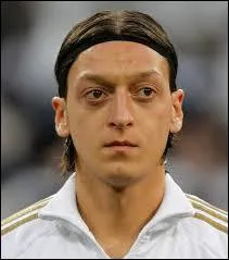 Dans quel club joue ce milieu de terrain allemand ?