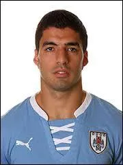 Dans quelle quipe nationale joue cet avant-centre de Liverpool ?