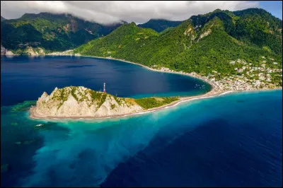 Cette petite île de 754 km² de l'archipel des Caraïbes est située entre les îles françaises des Saintes et de Marie-Galante au nord, et de la Martinique, au sud.