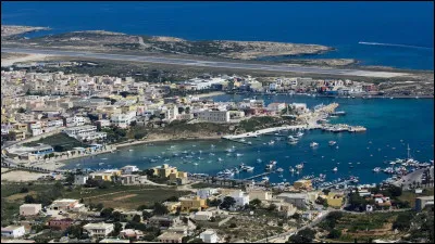 Cette petite île italienne de 20,2 km² peuplée de 6 000 habitants, est située entre Malte et la Tunisie, à 128 km des côtes tunisiennes :