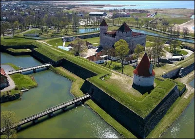 Saaremaa, île de 2700 km² peuplée de 36 000 habitants est située dans la mer Baltique, au sud de l'île de Hiiumaa et ferme le golfe de Riga : à quel pays appartient-elle ?