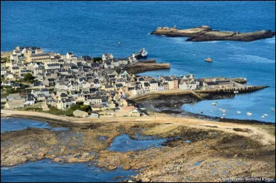Cette petite île bretonne de 58 ha est située dans le sud-est de la mer Celtique, à 7,20 kilomètres à l'ouest de la pointe du Raz :