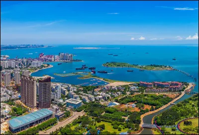 Cette île de 34 000 km² se trouve au nord-est de la mer de Chine méridionale et ferme le golfe du Tonkin à l'est. Située à l'extrême sud de la Chine, elle est surnommée en Chine "la queue du dragon" :