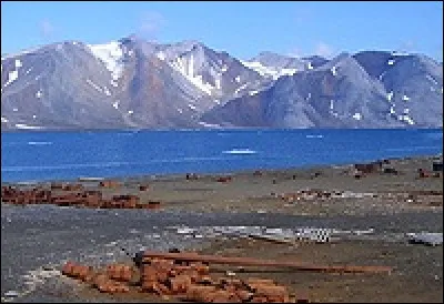 Les îles Severny et Ioujny, vastes respectivement de 48 000 et de 33 000 km², sont les deux îles principales d'un archipel :