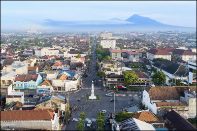 Cette île indonésienne, entourée par les îles de Sumatra Bali et Bornéo, et vaste de 128 000 km², est avec près de 150 millions d'habitants, l'île la plus peuplée du monde :