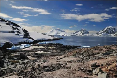 L'île Alexandre-Ier, appelée aussi île ou terre Alexandre vaste de 49 000 km², se trouve ...