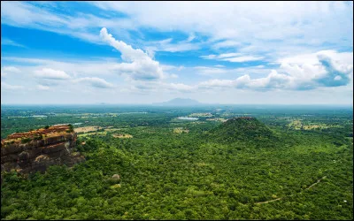 Grande île de l'océan indien d'une superficie de 65 610 km² et peuplée de 21 millions d'habitants :