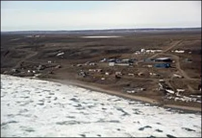 Cette île arctique canadienne, située dans le passage du Nord-Ouest, localisée à l'extrémité ouest de l'archipel des Territoires du Nord-Ouest est vaste de 70 000 km² et ne compte que 110 habitants :