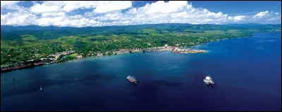 Île de l'océan Pacifique, de l'archipel des Salomon, d'une superficie d'environ 5 300 km², montagneuse et largement couverte de jungle :