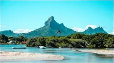 Située dans le sud-ouest de l'océan indien, cette île de 2 040 km², d'origine volcanique, appartient à l'archipel des Mascareignes :
