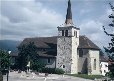 Dans quel département est située Vulbens, située à 20 km de Genève ?