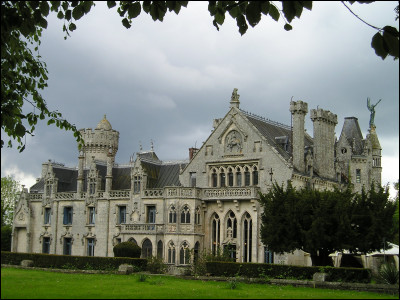 Dans quel département breton se situe le château de Kériolet ?