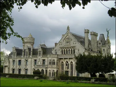 Dans quel département breton se situe le château de Kériolet ?