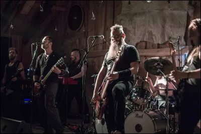 Complétez : 
"Háskann og..."