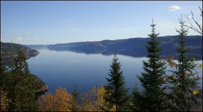 Complétez : 
"Vafrandi enn um hrollkalt..."