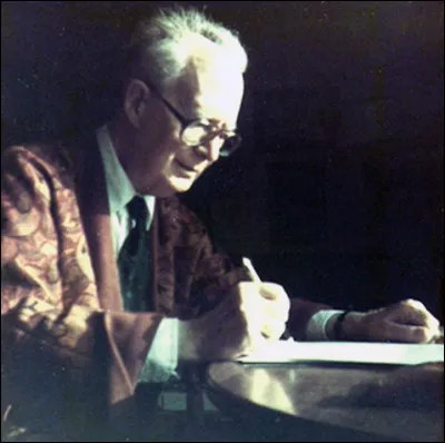 Spécialiste de l'histoire de la France pendant la Seconde Guerre mondiale, fondateur en 1950 de la Revue d'Histoire de la Seconde Guerre mondiale, auteur de nombreux ouvrages sur cette question, c'est ...
