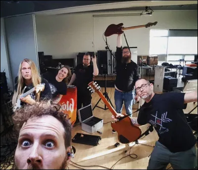 Complétez : 
"Hávær börn til..."