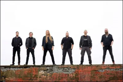 Complétez : 
"Liggur um vötn og..."