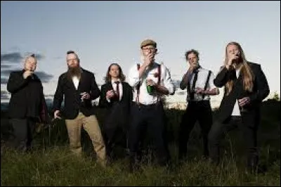 Complétez : 
"Ró yfir gjöllum
Ró yfir..."