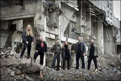 Complétez : 
"Ró yfir fjöllum
Ró yfir..."