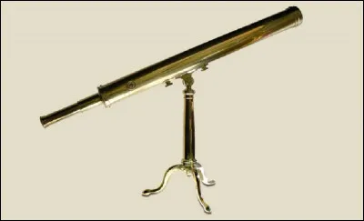 Sous quel autre nom connaît-on la lunette astronomique ?