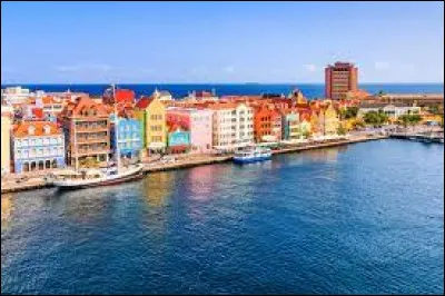 Cette île néerlandaise est l'une des îles Sous-le-Vent aux Petites Antilles. Elle compte 158 000 habitants pour une superficie de 444 km².
