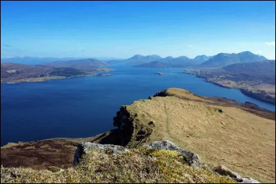 Les îles Islay, Skye, Benbecula, Berneray, Lewis et Harris, font partie de l'archipel des îles ...