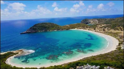 Île des Caraïbes, de 280 km² et 80 000 habitants, dans l'archipel des petites Antilles :