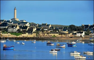 Île bretonne de 300 ka, située en bordure de la côte nord du Finistère, près de Roscoff :