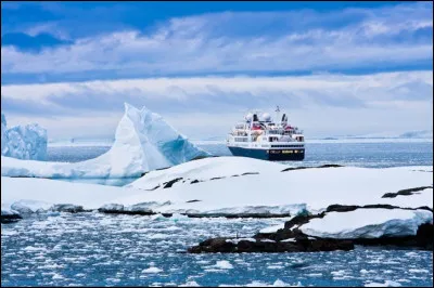 Où se trouve l'île Adélaïde, aussi appelée île Belgrano, île de 120 kilomètres de long pour 30 de large, presque entièrement couverte de glace ?