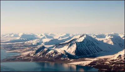 Île de norvégienne de 39 000 km², principale île de l'archipel du Svalbard :