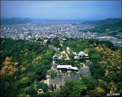 Île japonaise de 18 000 km² et 3,7 millions d'habitants, séparée de Honshu par la mer intérieure :